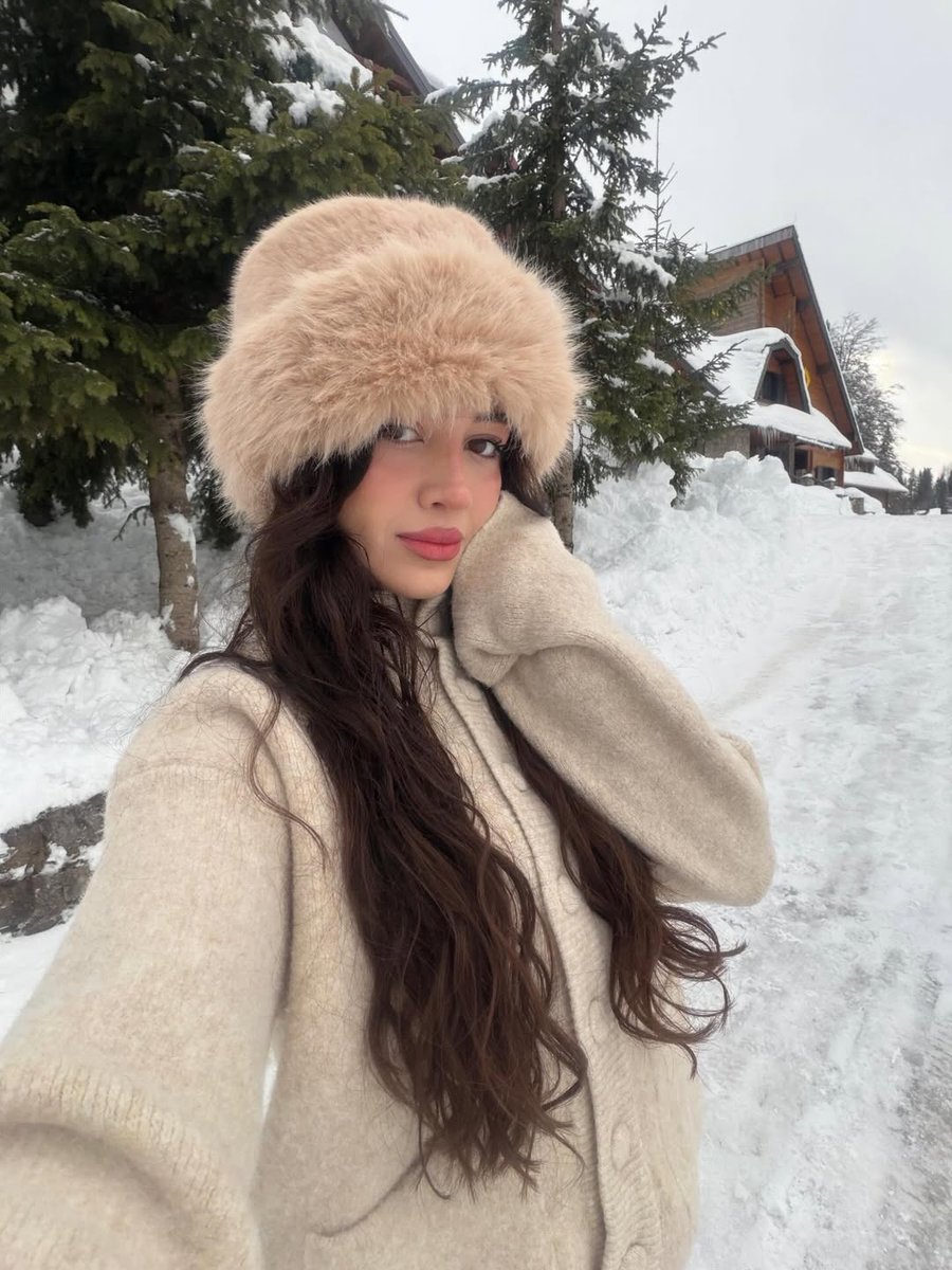 bemmekari's tweet image. se terminó el tiempo de correr de un lado a otro para conversar con todos, les agradezco las buenas conversaciones y por supuesto su asistencia! espero que les siga gustando esta velada.
#MackagePeak #MackageCO #Mackage #MackageRP