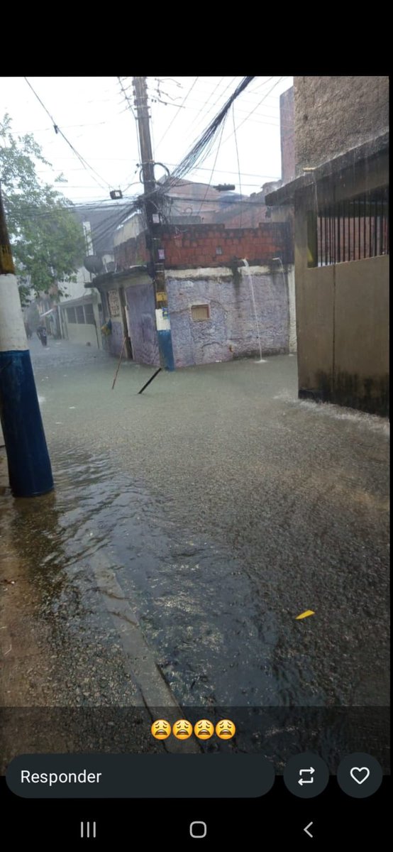 Jacilane11's tweet photo. Rua camélia,Andrade de Araújo Belford roxo,depois que o ex prefeito  Waguinho acabou com o campo, fez uma obra de qualquer jeito,isso que os moradores local tem que enfrentar https://t.co/VCdFQnj54Lô Canela  precisamos de uma solução para isso,não aguentamos mais perder as coisas https://t.co/9ywHAQppI6