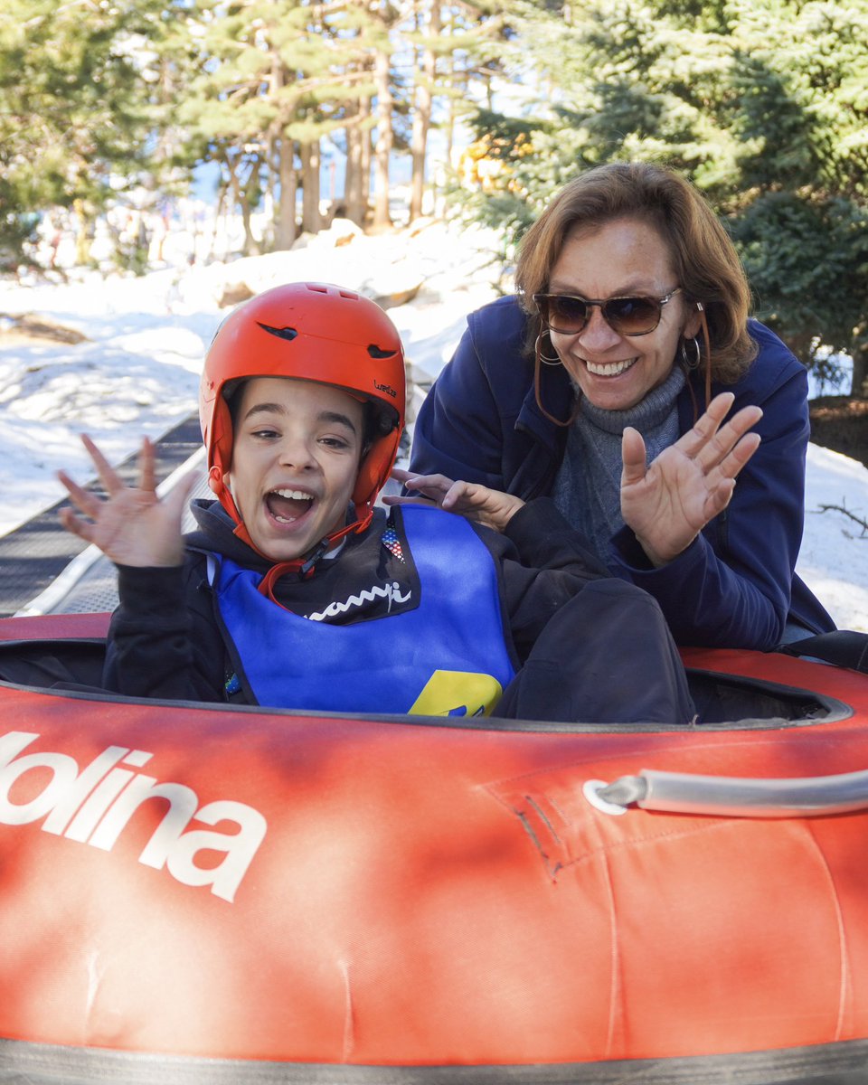 FundacionCruyff's tweet photo. Acabamos la primera sesión de la jornada de esquí y snowboard adaptado de la mano de @PlayAndTrain y #LaMolina ⛷️🏂
Mañana continuaremos con más familias y demostrando que el deporte no tiene límites 🙌🏼
#CruyffLegacy #CreatingSpace
#SocialTransformation https://t.co/HR18kbloxb