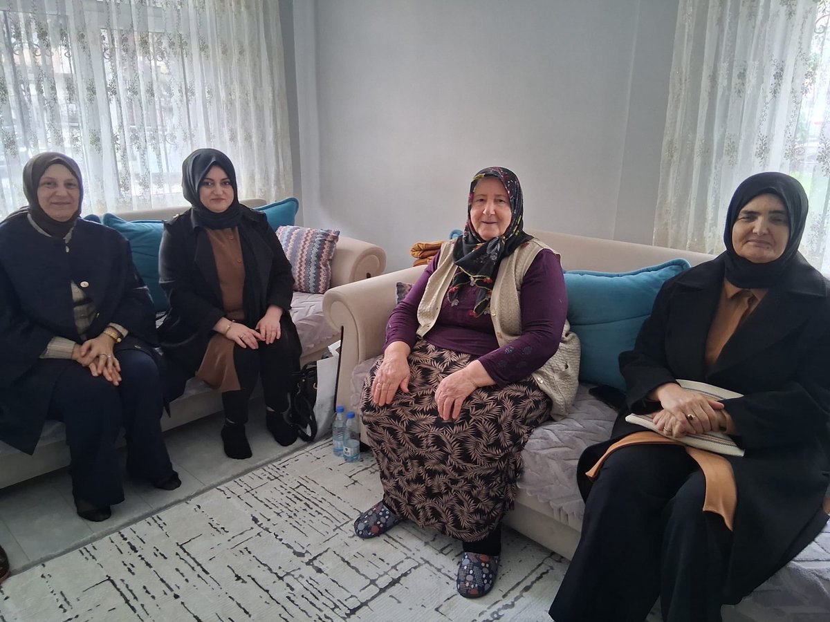 İlçe Kadın Kolları Başkanımız Gülay ARSLAN ve yönetimimiz, İl Kadın Kolları Sosyal Politikalar Birim Başkanımız Gülyaşar Uçar ile birlikte, önceki dönem belediye başkanımız Ali Haydar Bulut’un vefat eden kıymetli babası için baba evine taziye ziyaretinde bulunduk.