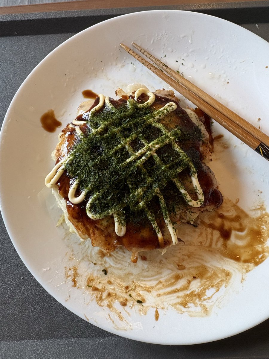お好み焼き(二枚目)。青のりは日本で買ったもの。今日もグローサリー行った時に探したけど、やっぱりこっちでは最近売ってないんだよなー