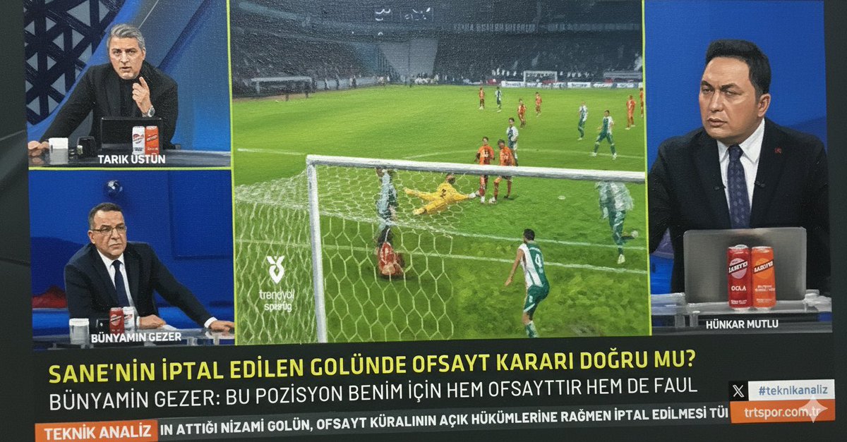Bünyamin Gezer:
Pozisyonda hem ofsayt, hem faul var.
Öncelikle VAR müdahalesi yanlış diyenler var, ülkemizde bunlara hep girildi, bu VAR müdahalesi doğru.

1- Kaleci sabit şekilde yerde topu kurtarmaya çalışıyor, Boey devam ediyor.
Bu bir “kaçınılmaz çarpışma.”
Penaltı yok.

2-