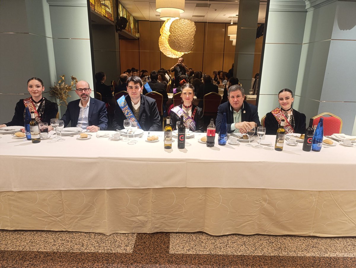 Hermandadburgos's tweet photo. Hoy hemos acompañado a la Casa Regional de Andalucía (secretario @BUBILLO79 ) y nuestro presidente @carbonel_jose, a la Asoc. Danzas Estampas Burgalesas en sus respectivos aniversarios, proclamación de reinas y cena de hermandad https://t.co/rEkx8wQso5