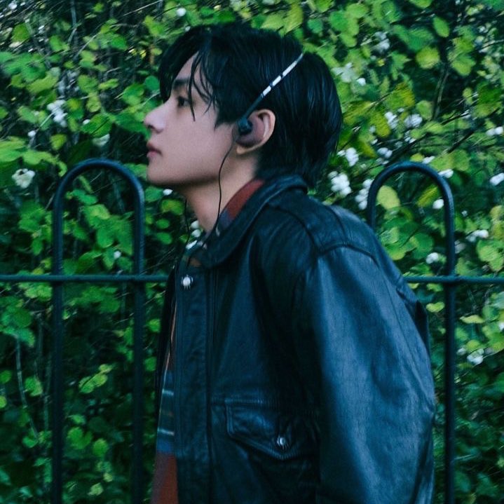 📊| #V’s “FRI(END)S” is currently the highest charting song (#13) by a Kpop Act on Worldwide iTunes Song Chart! 🌎
 
CONGRATULATIONS V