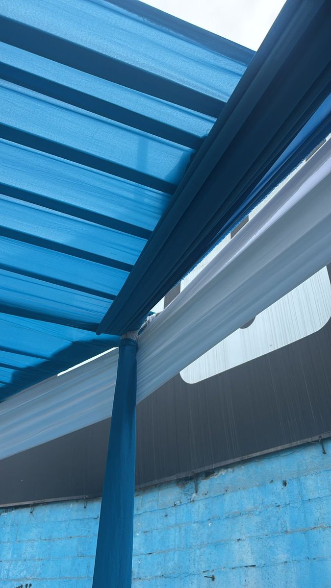 A la gente de cristal se le informa que pueden pasar por la zona de directivos de <a href="/Universitario/">Universitario</a>  a recoger los micros que “misteriosamente” aparecieron camuflados en bancos, techos y toldos del palco.

Tranquilos… seguro fue decoración acústica de último momento. 🎙️🙃