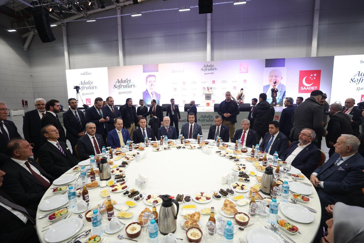💥 Ekrem İmamoğlu'nun yolsuzlukları hakkında tek kelime etmediler...
*
Bugün de İBB sponsorluğunda Yenikapı Gösteri Merkezi’nde düzenledikleri iftara “Adalet Sofrası” ismini verdiler.
*
Buradan bir kez daha ilan ediyorum:
Yaşadığım sürece Saadet Partisi’ne asla oy vermeyeceğim.