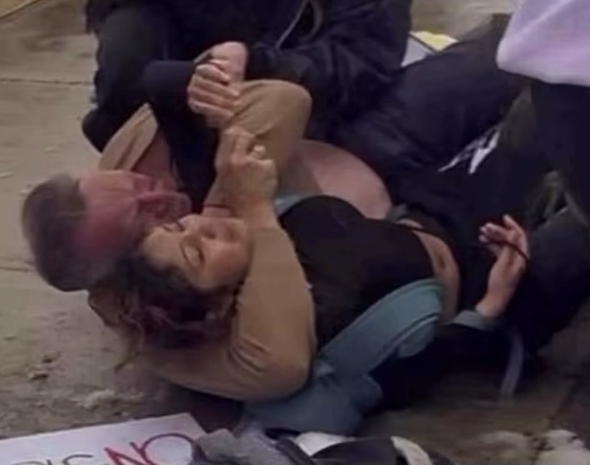 allenanalysis's tweet image. 🚨 BREAKING: Quakertown, PA Police Chief Scott McElree was caught on video putting a teenage girl in a chokehold, while in plainclothes and not in uniform,  during an anti-ICE protest.

Her “crime”? Exercising free speech.

Local journalists identified him through photos, videos,