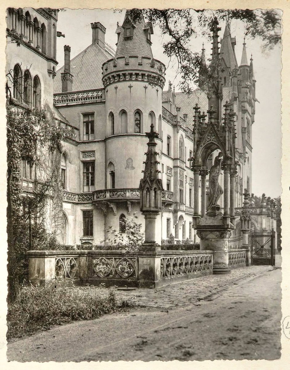 📚Pałac w Kopicach (niem. Schloss Koppitz) to jedna z najbardziej romantycznych i tragicznych ruin na Opolszczyźnie – dawna bajkowa rezydencja w stylu neogotyku z elementami neorenesansu, położona we wsi Kopice koło Grodkowa (powiat brzeski, woj. opolskie). Dziś to strasząca