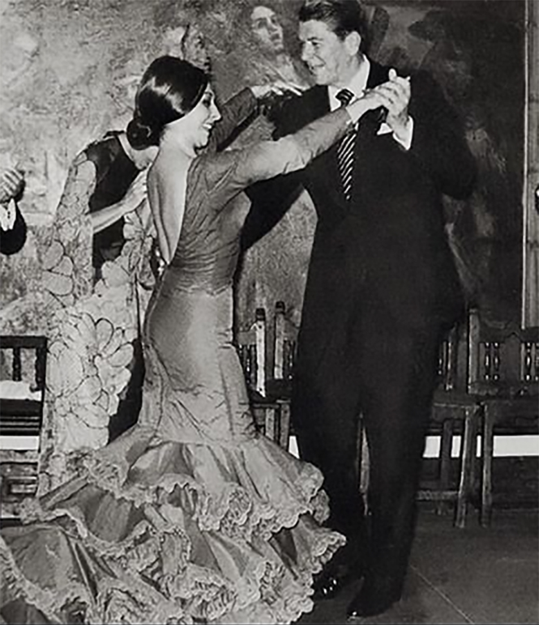 CorralMoreria's tweet image. El baile de Ronald Reagan, 40º Presidente de Estados Unidos, en el escenario de Corral de la Morería 

#flamenco #Madrid @RonaldReagan