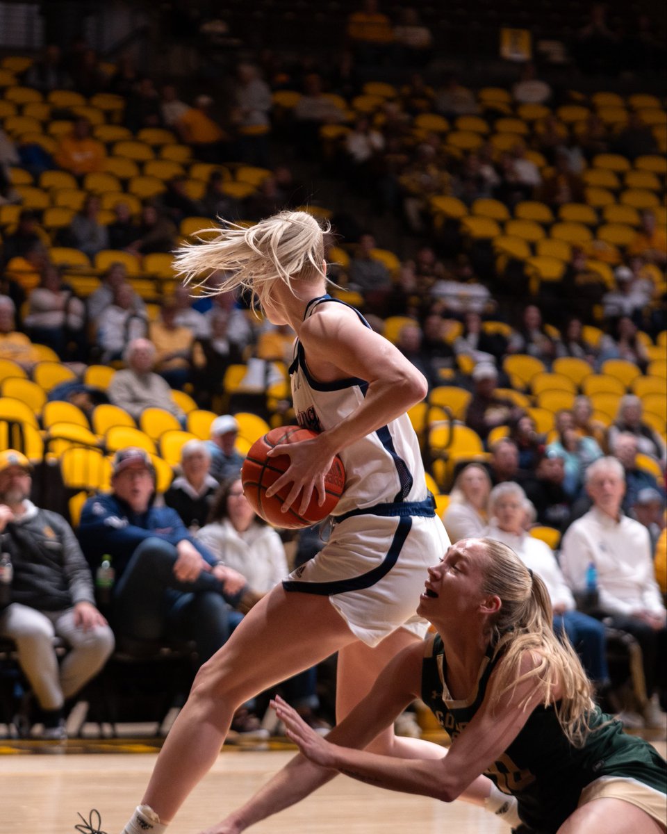 wyo_wbb's tweet photo. All Henna in the first 🙌 https://t.co/K3je3PFWLr