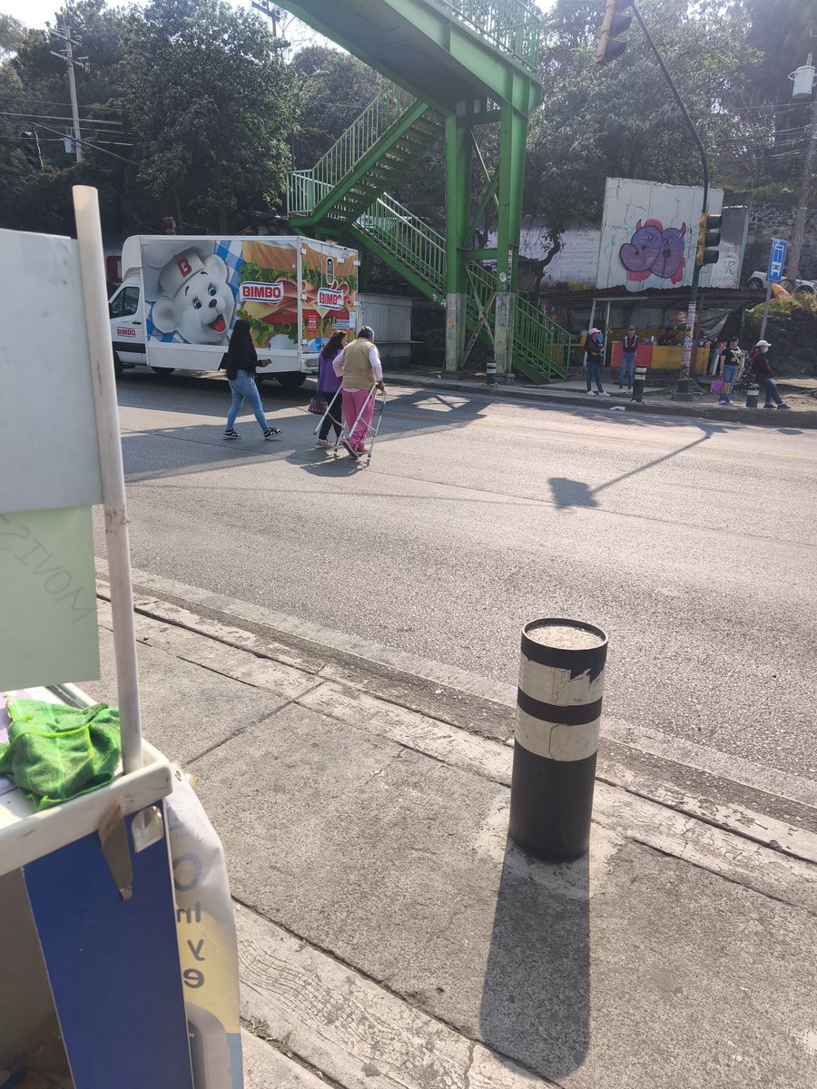 Guillermo_GQ_'s tweet photo. @LaSEMOVI quisiera solicitar un paso de cebra en el km25 cuernavaca federal comparto imágenes donde la gente no ocupa puent @TlalpanAl
@TlalpanAl @LaSEMOVI
1 :Pero está muy alto 
2: Adultos mayores pasan por abajo 
3: chicas embarazadas o mujeres con niños en manos 
Evidenciad https://t.co/s2WWRTxPx2