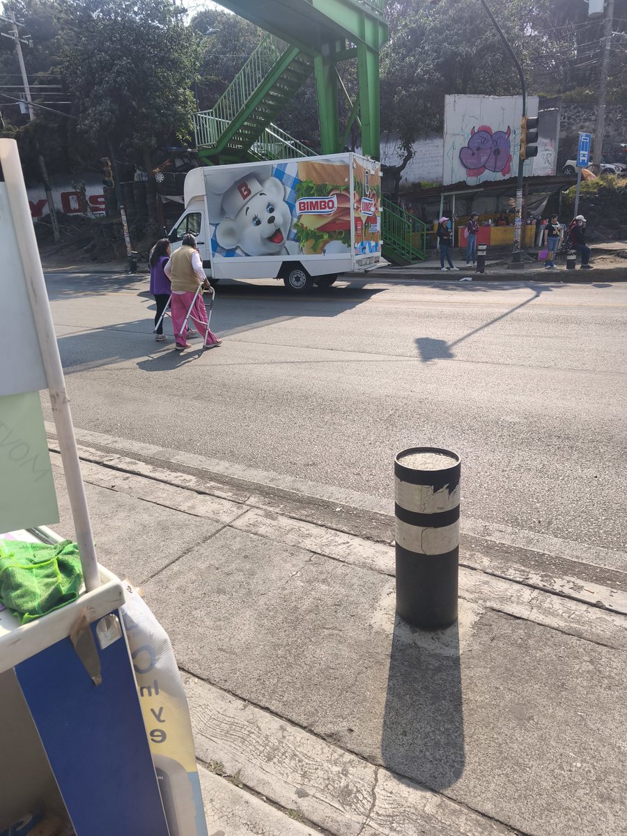 Guillermo_GQ_'s tweet photo. @LaSEMOVI quisiera solicitar un paso de cebra en el km25 cuernavaca federal comparto imágenes donde la gente no ocupa puent @TlalpanAl
@TlalpanAl @LaSEMOVI
1 :Pero está muy alto 
2: Adultos mayores pasan por abajo 
3: chicas embarazadas o mujeres con niños en manos 
Evidenciad https://t.co/s2WWRTxPx2