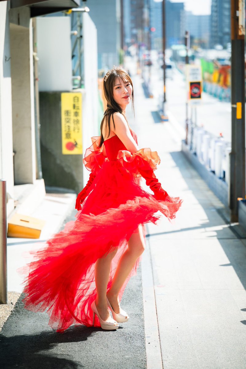 物語は、午後3時の路地裏から始まる。」👠 「赤ドレス × 都会