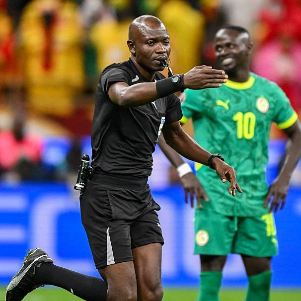 MoroccoIntel's tweet photo. 🇲🇦🇸🇳| Les scandales d'arbitrage n'en finissent pas à la CAF après la finale 🇲🇦🇸🇳 de la CAN, la FIFA en colère.

Le journaliste nigérian 🇳🇬 Osasu Obayiuwana affirme qu’un haut responsable de la FIFA lui aurait confié que si Olivier Safari Kabene🇨🇩, président du Comité des arbitres de la CAF, a réellement ordonné à l’arbitre de la finale, Jean-Jacques Ngambo Ndala 🇨🇩, de ne pas sanctionner le Sénégal 🇸🇳 lors de la finale de la CAN, il devrait être relevé de ses fonctions.

Selon cette même source, si ces faits sont avérés, des sanctions extrêmement sévères devraient être prises, jugeant la situation totalement inacceptable.