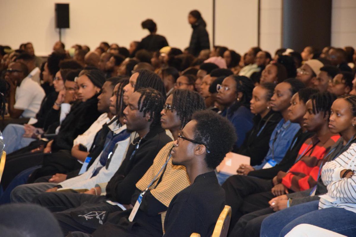 RwandainFrance's tweet photo. Aujourd’hui à #Paris, le Rwanda a engagé les jeunes de sa diaspora dans un dialogue sur l’unité nationale et la résilience. 

La discussion a mis en lumière le rôle des jeunes vivant à l’étranger dans la lutte contre les discours de haine, la préservation de la vérité sur le génocide contre les Tutsi et leur contribution au développement du #Rwanda.