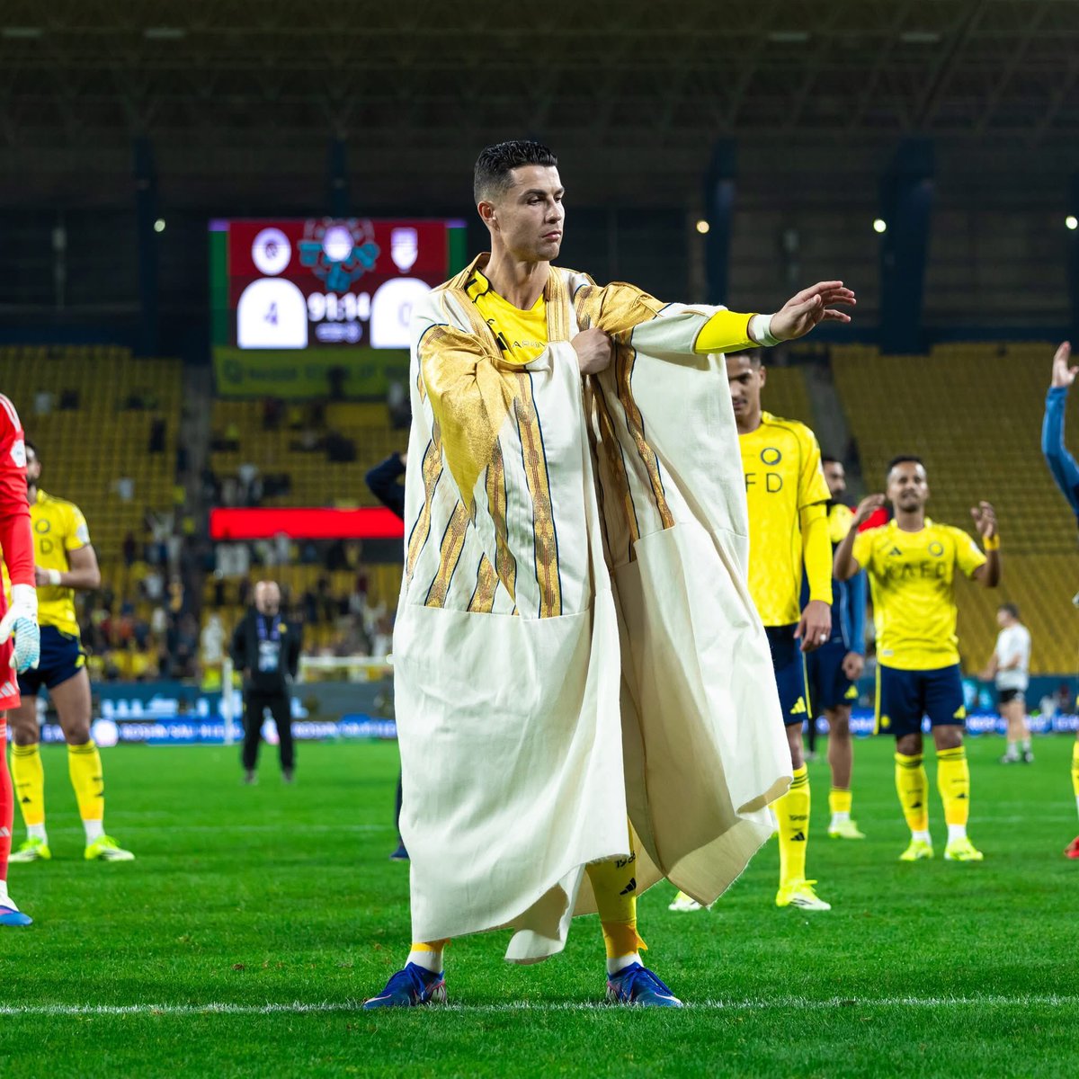 arsalansaidd's tweet photo. 𝐑𝐄𝐂𝐎𝐑𝐃: Cristiano Ronaldo is the first and ONLY player to score 500 goals since turning 30.🤯🇵🇹
#cr7 #CristianoRonaldo #ronaldorecord #RISERCONCERTD2 #japanesetrend https://t.co/l0JLG6lrUG