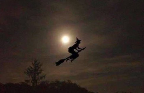 ezekielvin81's tweet image. Who is that? Somebody said is simi 😂