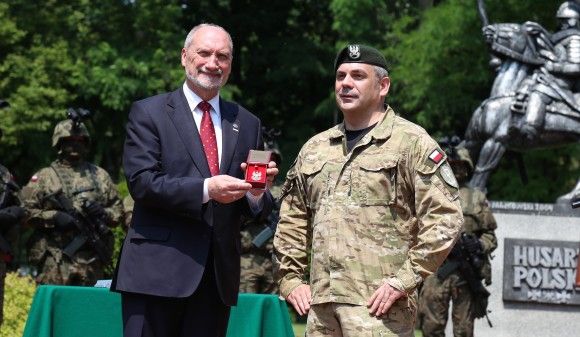 Antoni Macierewicz jest twórcą Wojsk Obrony Terytorialnej RP.

Za samo to, należy się mu szacunek i wszystkie medale zasług dla Rzeczypospolitej.
Nie mówiąc już o rozbiciu długiego ramienia Moskwy, jaką było WSI.

PO i Kosiniak, którzy WOT krytykowali, mogą mu buty lizać.