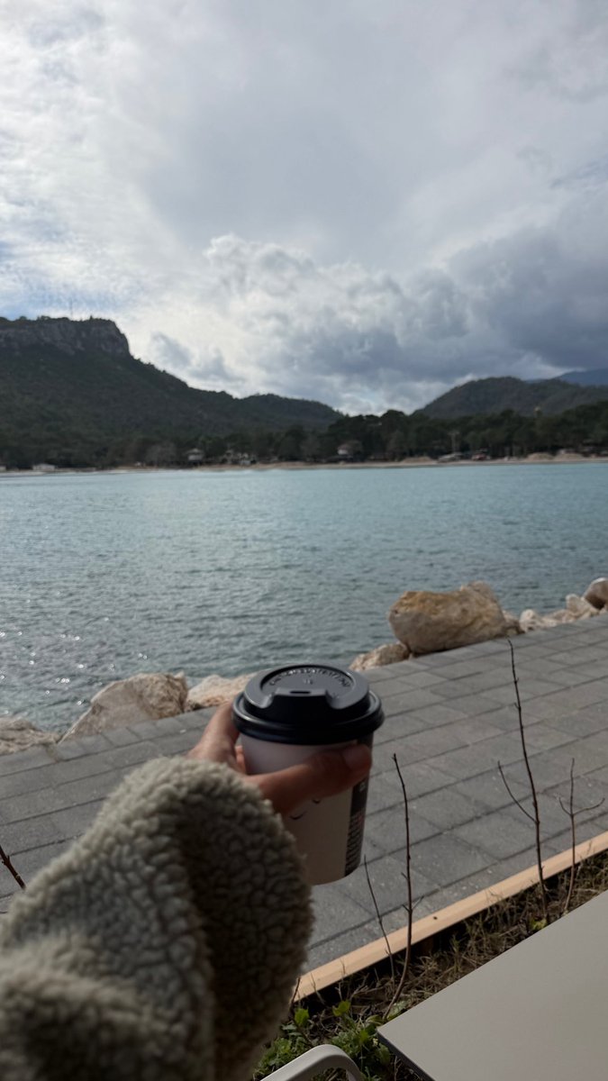 celikersulee's tweet photo. Ruhta yer edineni, kalp nasıl unutsun..🤎☕️🤲🏽 https://t.co/YlKWAckPkq