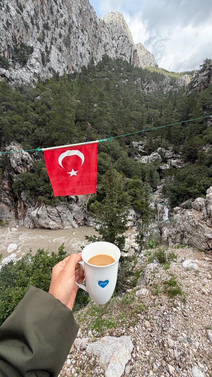 celikersulee's tweet photo. Ruhta yer edineni, kalp nasıl unutsun..🤎☕️🤲🏽 https://t.co/YlKWAckPkq