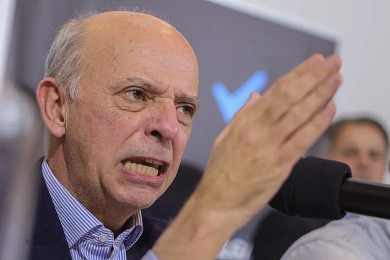 - Senador, por qué aceptaron ese negocio sin garantías? Por qué eligieron a Cardama que era la peor oferente? Por qué ignoraron los consejos del estudio Delpiazzo? Por qué se niegan a una comisión investigadora en el senado?

- ¡BASTA DE METERSE CON MI MADRE!