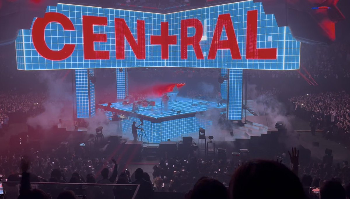 cleo_kaga's tweet photo. ある曲で常田さんのギターからビームが炸裂します！
 #KingGnuCENTRALTour2026 https://t.co/9Yu6uhgjfO
