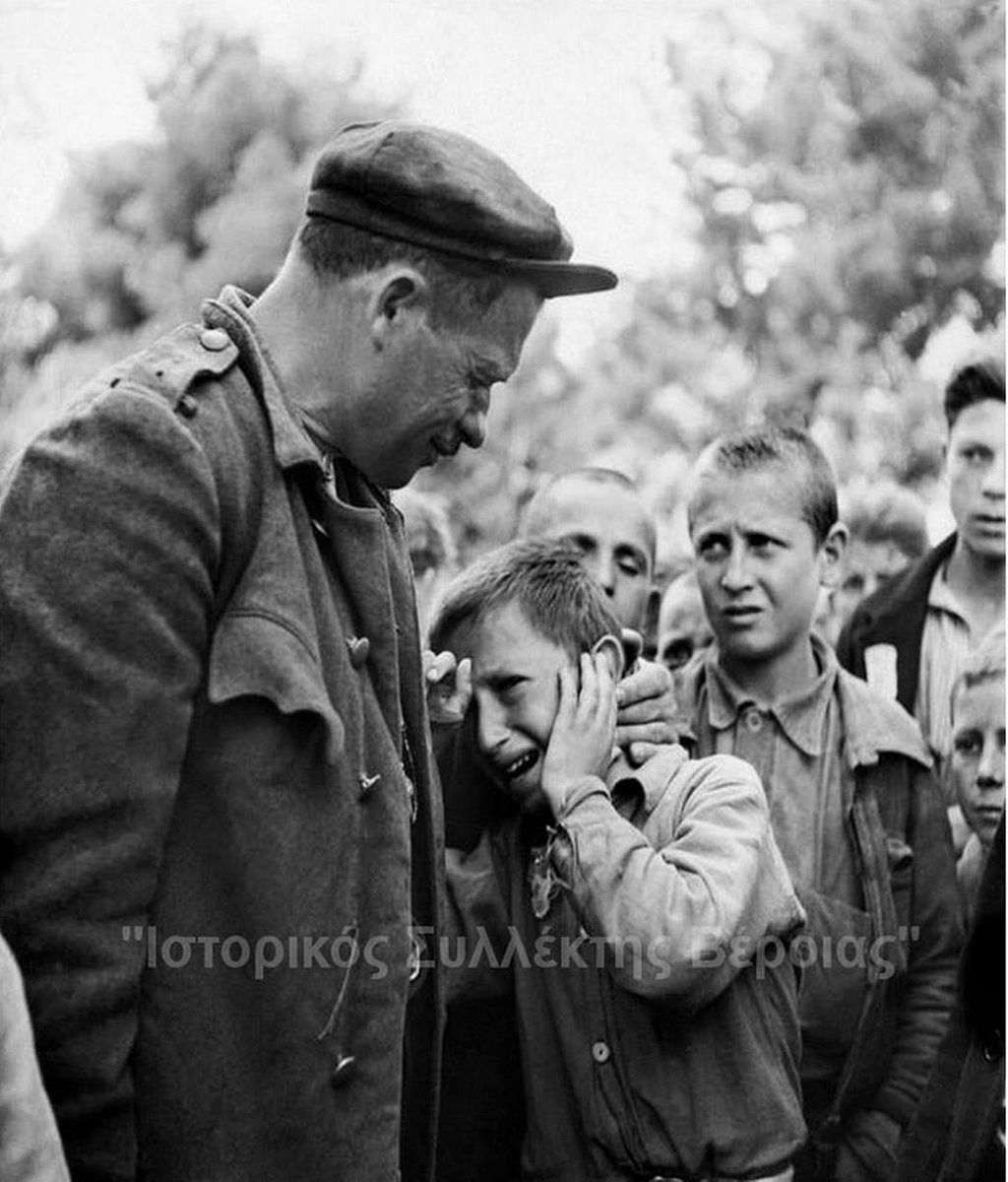 Συγκλονιστική φωτογραφία του 1948 από τον Ιστορικό Συλλέκτη Βέροιας. Ορεινή Φλώρινα. Ο αποχωρισμός του παιδιού από τον πατέρα είναι αβάσταχτος, αλλά αναπόφευκτος, αφού τα παιδιά των ορεινών περιοχών της Βόρειας Ελλάδος προκειμένου να γλυτώσουν από το παιδομάζωμα των συμμοριτών