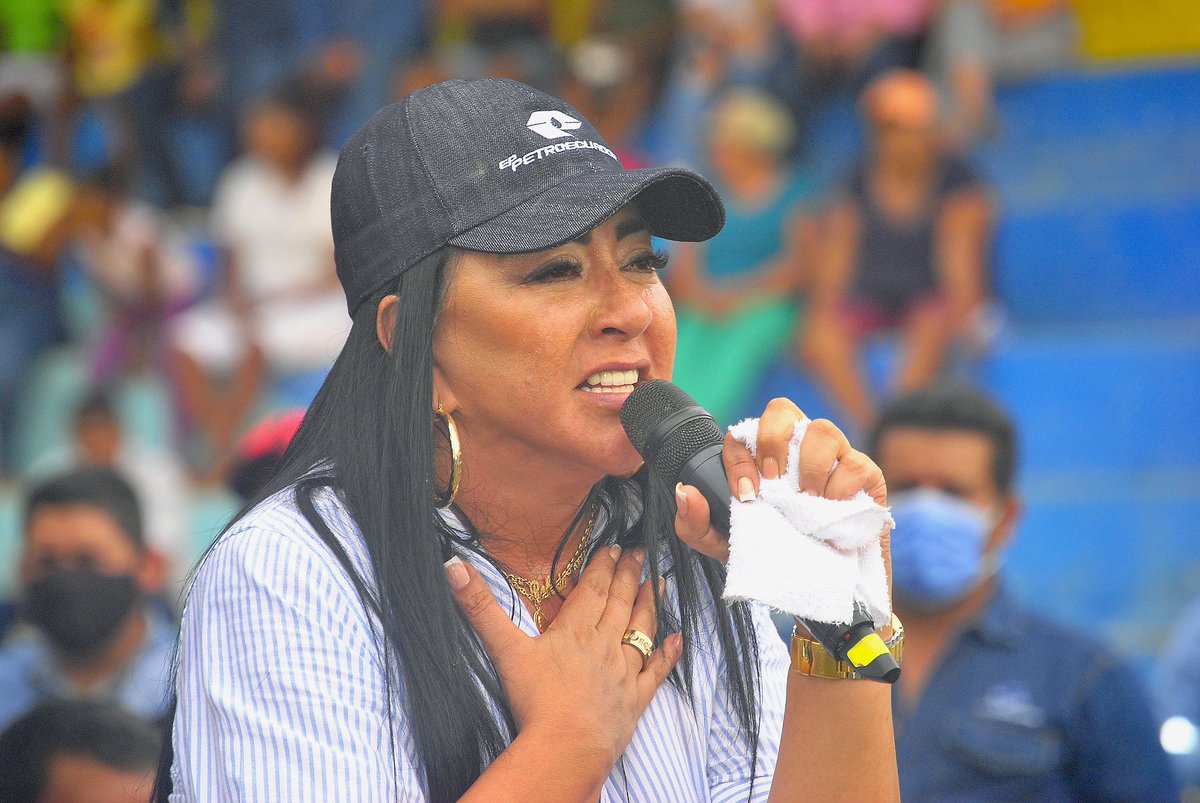 A esta Jezabel de Esmeraldas deberían auditarla...
Si que ha gastado plata en farras y muñecos.