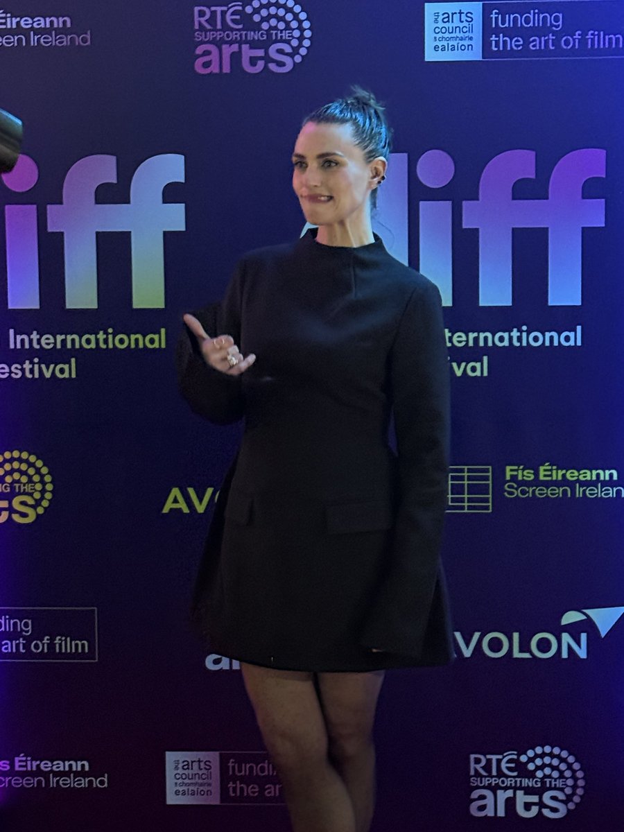 LLXTHOR's tweet photo. Her ability to go from mother to goof is unmatched. Katie McGrath, never change https://t.co/2xLqOpVfZr