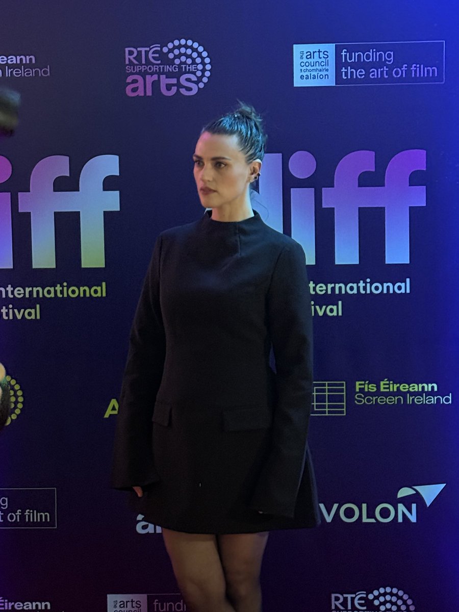 LLXTHOR's tweet photo. Her ability to go from mother to goof is unmatched. Katie McGrath, never change https://t.co/2xLqOpVfZr