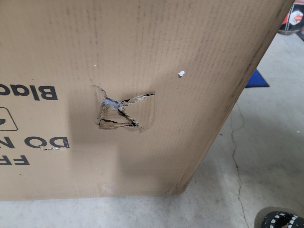 borror80's tweet photo. @FedEx glad to see you guys don't give a shit about something being fragile. https://t.co/Sls4MWOCfC