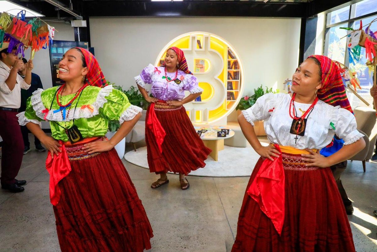 elsalvador's tweet image. #DeBitcoin| Así se vive la inauguración de la zona Bitcoin en Panchimalco. 

Fotos: Guillermo Martínez.