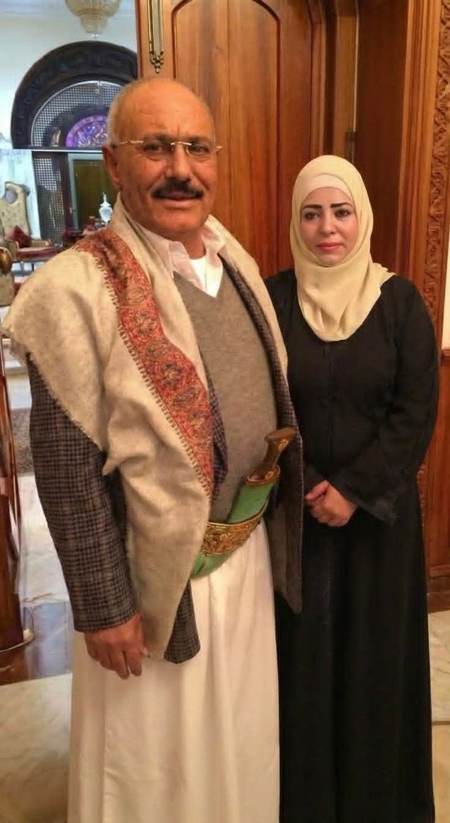 tx6_od's tweet image. هذا الزعيم الخالد علي عبدالله صالح عفاش
ولكن ‼️🤔
من تلك التي بجانبه