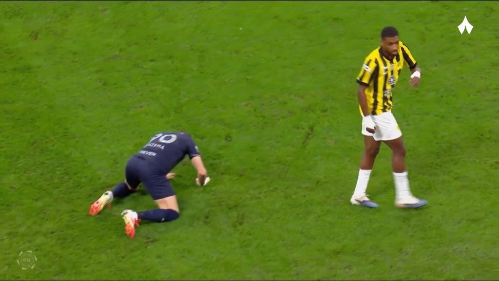 z880014's tweet photo. @ittihad @_fabinhotavares اجلدهم 🤣🤣 https://t.co/OMEac36vmi