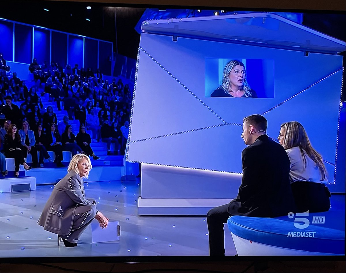 MaxP160667's tweet photo. Il linguaggio non verbale di Maria la dice lunga su cosa pensi della mentalità retrograda dei figli… la posizione (come se stesse sul wc) mi sembra eloquente  #cepostaperte https://t.co/TwqeZZ4zfh