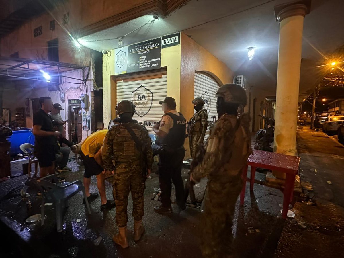 FFAAECUADOR's tweet image. #SantaRosa | Las Fuerzas Armadas del Ecuador ejecutaron operaciones CAMEX y patrullajes en coordinación con instituciones del Estado, fortaleciendo la seguridad, el control territorial y la tranquilidad de la ciudadanía.
#FFAAContigo