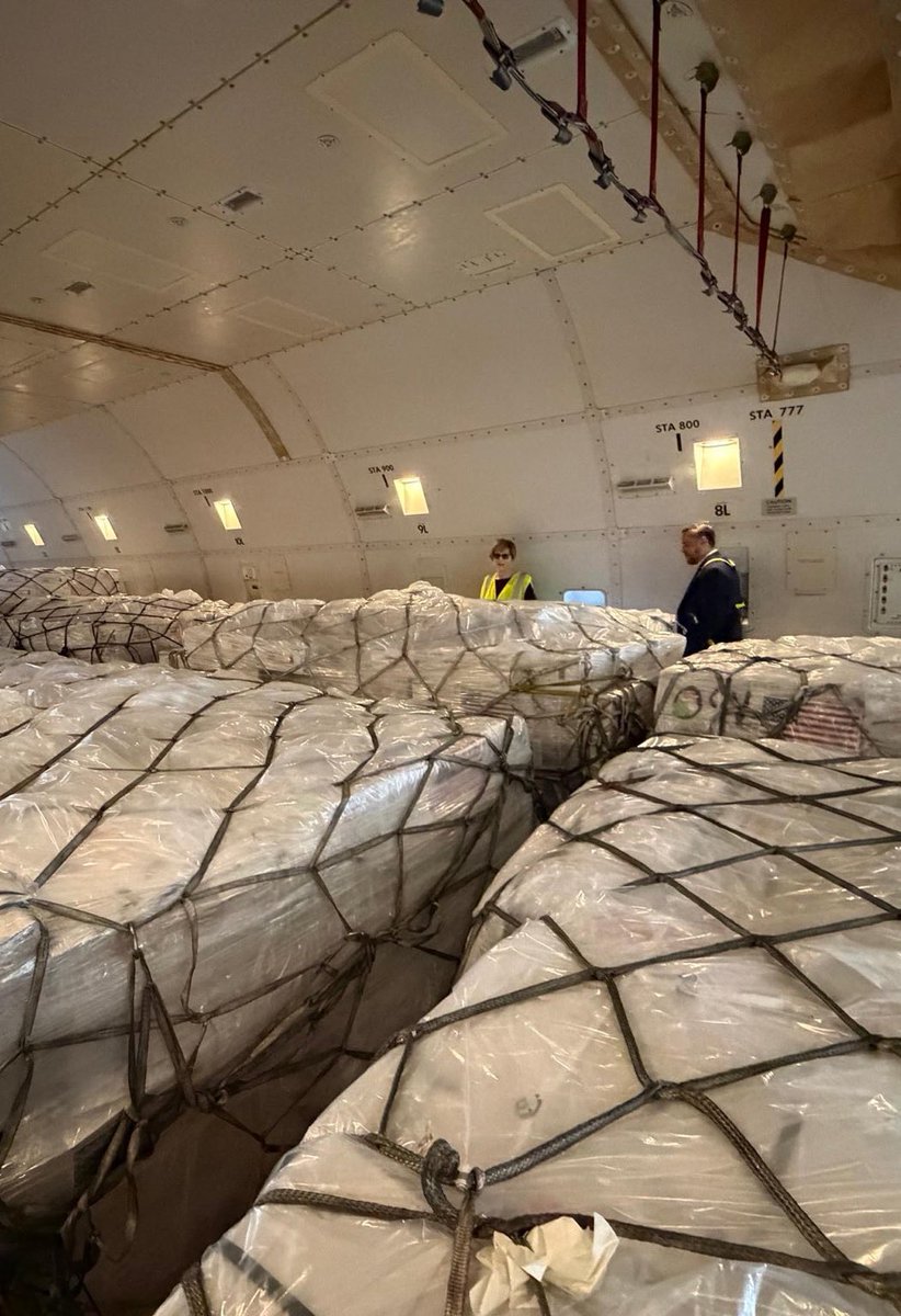 #ÚLTIMO Embajada de EE.UU. supervisa en Maiquetia segunda entrega de más de 65 toneladas de insumos médicos en Venezuela, material para la embarda y hasta una flota de vehículos blindados.