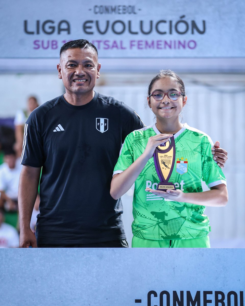 FutsalPro_FPF's tweet photo. 𝗧𝗔𝗟𝗘𝗡𝗧𝗢 𝗤𝗨𝗘 𝗠𝗔𝗥𝗖𝗔 𝗘𝗟 𝗙𝗨𝗧𝗨𝗥𝗢 🌟

Reconocemos a las jugadoras y equipos que brillaron en la Liga Evolución CONMEBOL Sub12 Futsal Femenino ⚽

Talento, esfuerzo y dedicación que reflejan el crecimiento y el futuro de nuestro futsal femenino. 👏💫 https://t.co/53Ade4hfzc