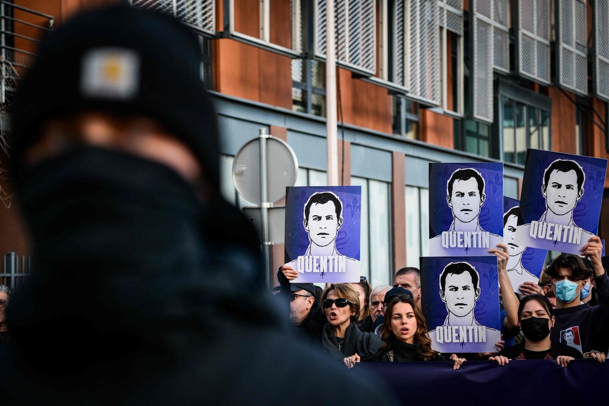 le_Parisien's tweet photo. «Le RN, c’est des dégonflés» : la marche pour Quentin Deranque a viré en parade d’extrême droite

L’hommage au militant nationaliste mort le 14 février, a réuni ce samedi de nombreuses personnalités d’extrême droite et près de 3 200 personnes à Lyon ➡️ https://t.co/84rxliUgse https://t.co/k9btWcod3Q