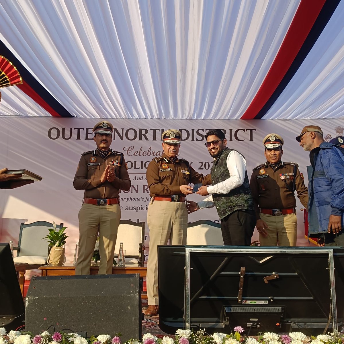 ManmeenWalia's tweet photo. #BreakingNews #Delhipolice #dcpoutetnorth #policegoodwork
The Delhi Police has recovered 1,850 lost and stolen mobile phones worth around ₹4 crore within just 40 days
under a special drive titled “Mission Re-Connect – Your Phone’s Journey Back Home.”
The operation was carried out by the Outer North District through a coordinated effort involving technical surveillance and manual field work.
The recovered phones were handed over to their rightful owners during a special event held on 21 February 2026 at New Police Lines, Kingsway Camp, New Delhi.
The programme was led by DCP Outer North Hareshwar Swami. The initiative was conducted under the guidance of Joint Commissioner of Police (Northern Range) Vijay Kumar and supervised by Special Commissioner of Police (Law & Order, Zone-1) Ravindra Yadav. The vision of this campaign was shaped under the leadership of Police Commissioner Satish Golcha.
Mission Re-Connect aimed not only to recover mobile phones but also to strengthen public trust. The district police traced and recovered phones from different states and remote areas across the country. The success was achieved through technical analysis, inter-state coordination, field operations, court procedures, and support from nodal officers.
The event began with street plays on cyber awareness, de-addiction, senior citizen safety, and Mission Re-Connect. These performances helped spread awareness about cyber fraud, digital safety, and the harmful effects of drug abuse. Cybercrime awareness videos were also shown to educate people on how to stay safe from online fraud.
The Police Commissioner, who attended as the Chief Guest, praised the Outer North District team. He said that Mission Re-Connect has become a milestone in handling cases of mobile theft and loss. He appreciated the hard work, detailed technical investigation, teamwork, and public-focused approach of the officers.
He further said that DCP Hareshwar Swami and his team have done excellent work. Recovering 1,850 mobile phones in such a short time shows that the district police can achieve strong results through technology and teamwork.
https://t.co/O9MkvDLFfR
@Ravindra_IPS @CPDelhi @DelhiPolice