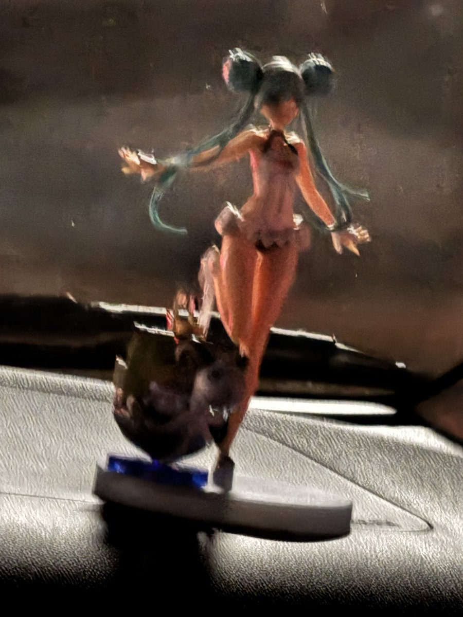 I went home the other day and I saw that our driver had a miku figurine

(Sorry for the blurry pic, it was moving :c)