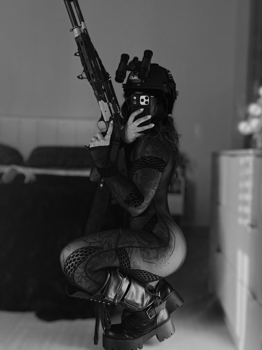 giveemhellish's tweet photo. 🆓🆓🆓 #feet #goth #winter https://t.co/qbPPOAYyGv