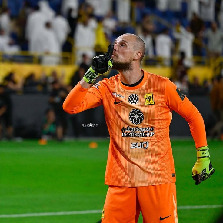 express_box_sa's tweet photo. @sAL_harbi @Alhilal_FC ناقص امام ناقص انا طرد انت ناقص بنزيما https://t.co/70kg6k0SuS