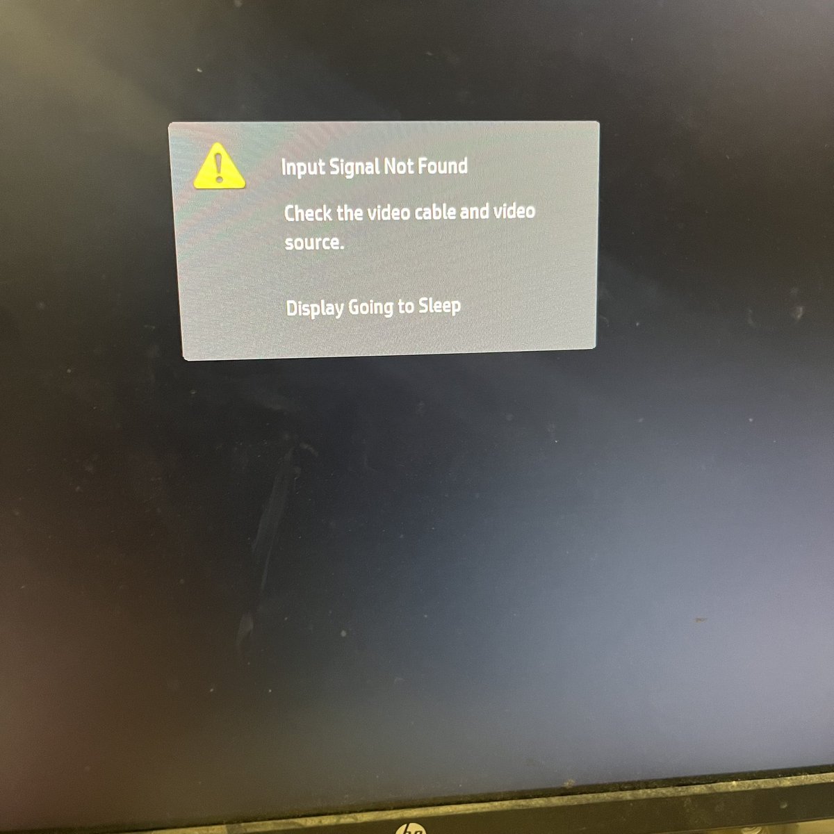 昨晩、急に会社のPC（Aとする）のモニターが映らなくなったので、別の