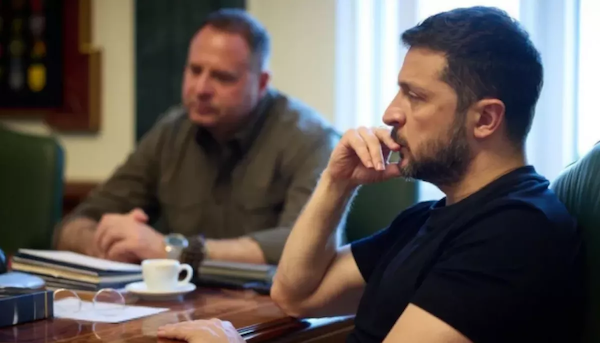 "Зеленський не прямий ворог. Він просто дурак на посаді президента. Ворог - Єрмак." Андрій Кокотюха.
Є й така точка зору. І вона не безпідставна.