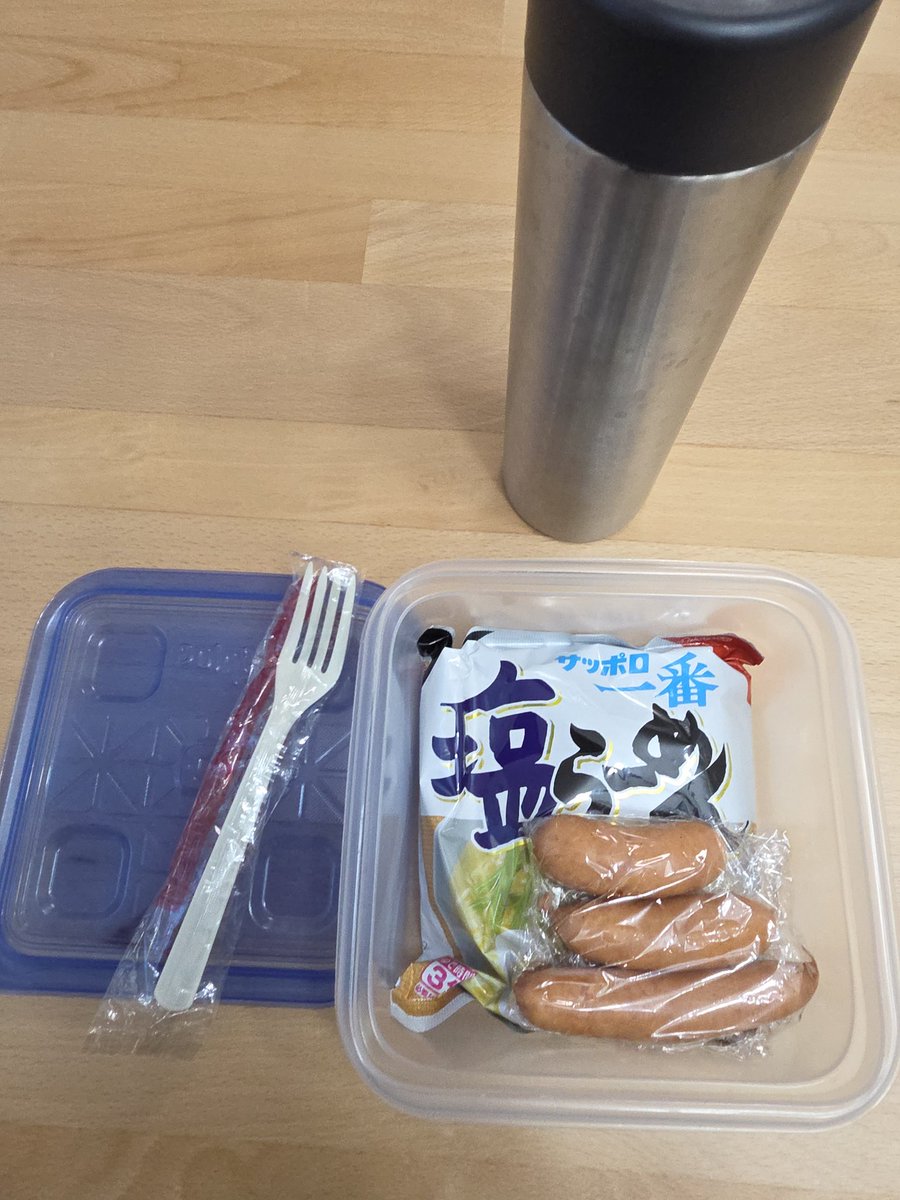 5aCfYVk052dWdkF's tweet image. 奥さんにお弁当作り強要してる全旦那に告ぐ、言うといたるけどお弁当作りなんて簡単なんやで！2分で作れるわ！
奥さんに手間かけさせんと自分でつくりなはれや！