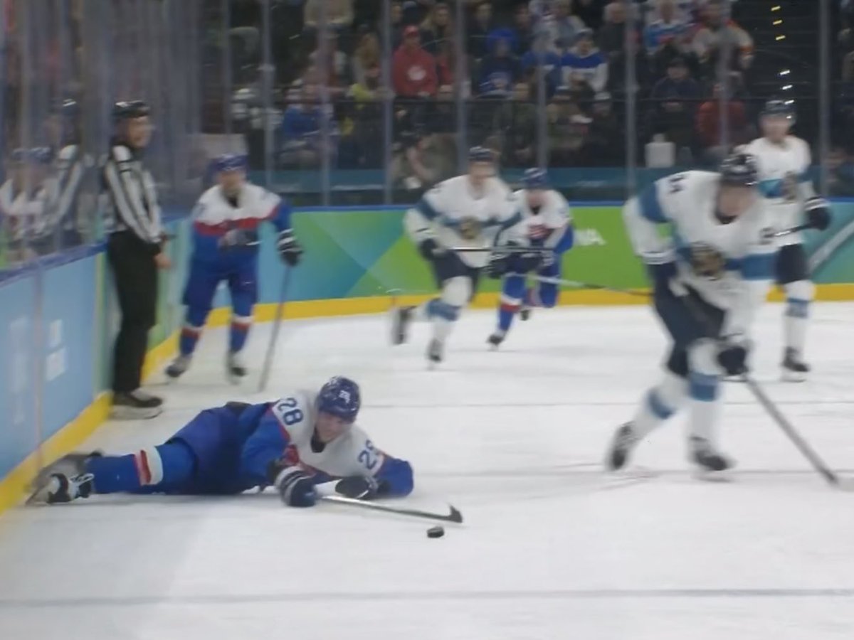 Tady Martin by si za ty krvavý ruský rubly mohl zaplatit nějaký lekce bruslení, moc mu to nejde.