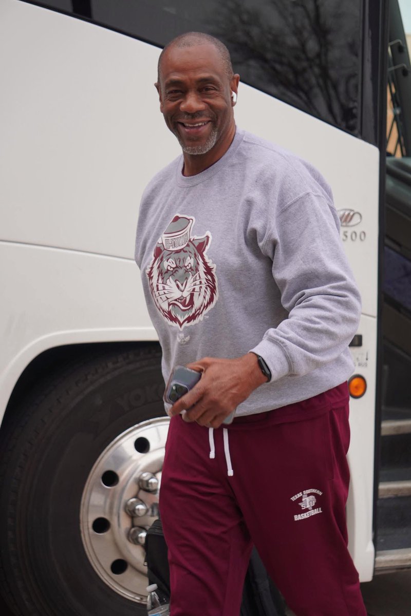 ALCollection's tweet photo. 🎙️ Robert Hatter, voice of TSU Basketball, rocking the HTown Howler by Anthony Lawrence Collection.
Culture. Confidence. Legacy.
#ALCollection #HTownHowler #TSUPride https://t.co/5dtD9SmQMA