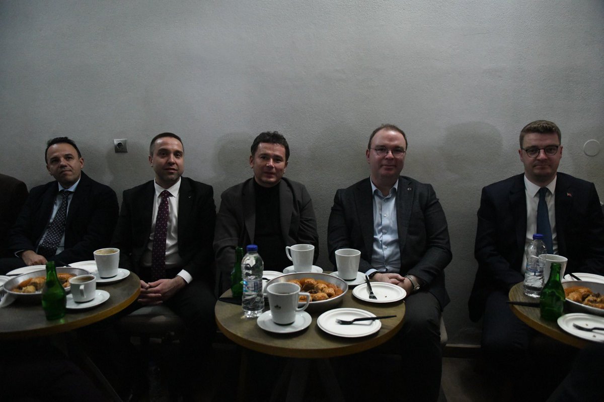 erkanecz's tweet photo. Batı Trakya’nın kalbinde, soydaşlarımızın samimiyetiyle içimizi ısıtan bir akşamı geride bıraktık. İftar soframızın bereketini paylaştıktan sonra, Başkonsolosumuz Sayın Aykut Ünal ve Kozlukebir Belediye Başkanı Erdem Hüseyin ile birlikte köy kahvesinde soydaşlarımızla bir araya geldik. Bir fincan kahvenin kırk yıllık hatırına, Batı Trakya’daki birlik ve beraberliğimizi sığdırdık.