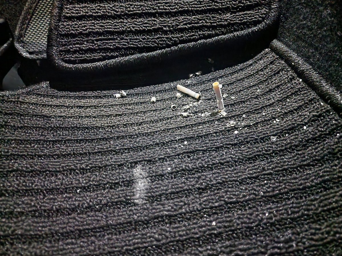 EMO1159's tweet photo. 今日も女性3人に車内を外と同然のように使われて悲惨な状態でした。
１人がやっていたら他の子も真似をするので、全席の床が灰皿状態。
土足で足を乗せるため、ダッシュボードに傷も!
#トー横
#歌舞伎町 https://t.co/TffgVlvvZs